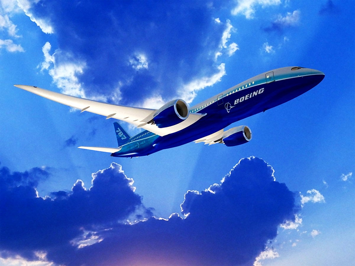 Grande jato de passageiros voando pelo céu azul nublado / grátis HD planos de fundo 1152x864
