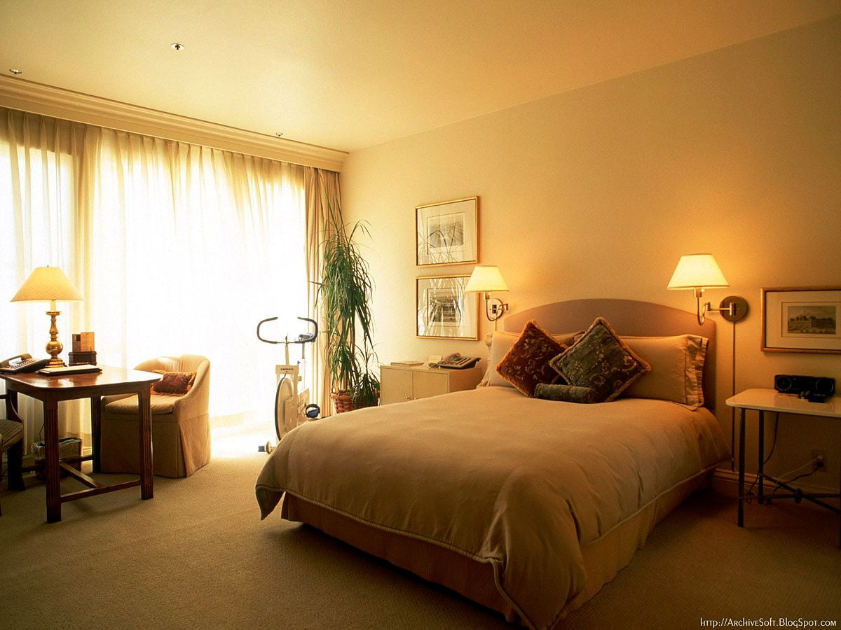 Quarto com cama e mesa em quarto de hotel : imagem para fundo de tela