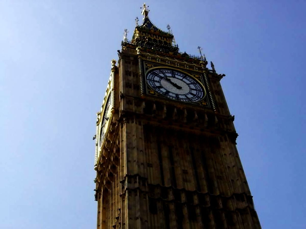 Grande torre alta com relógio na lateral do Big Ben / grátis imagens de fundo (1024x768)