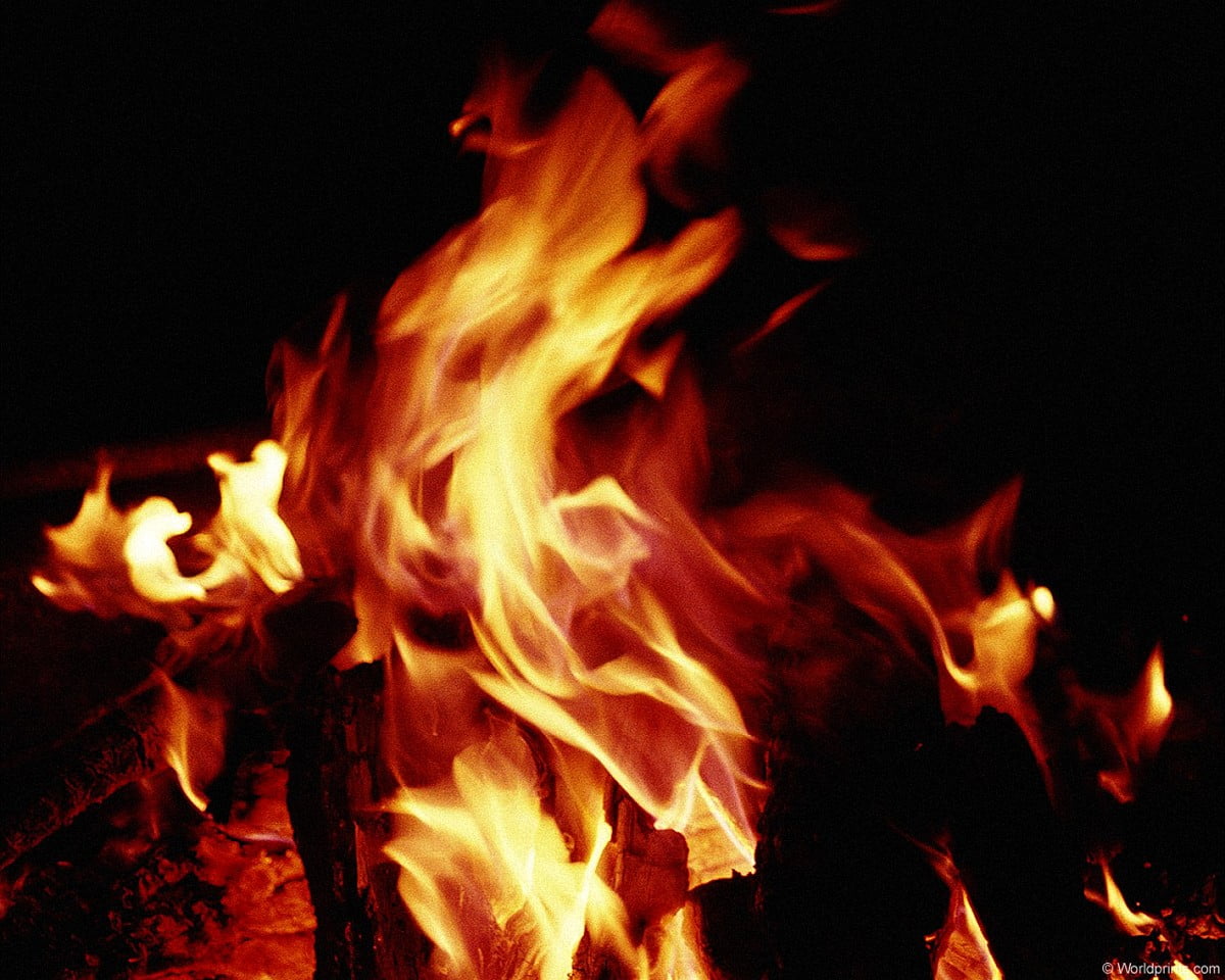 Fogo queimando na sala escura - grátis telas de fundo 1500x1200
