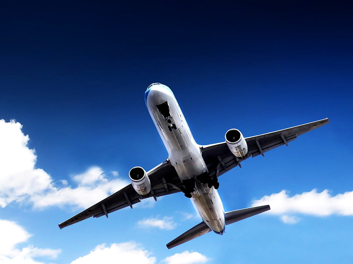 HD imagem de papel de parede : grande jato de passageiros voando pelo céu azul nublado