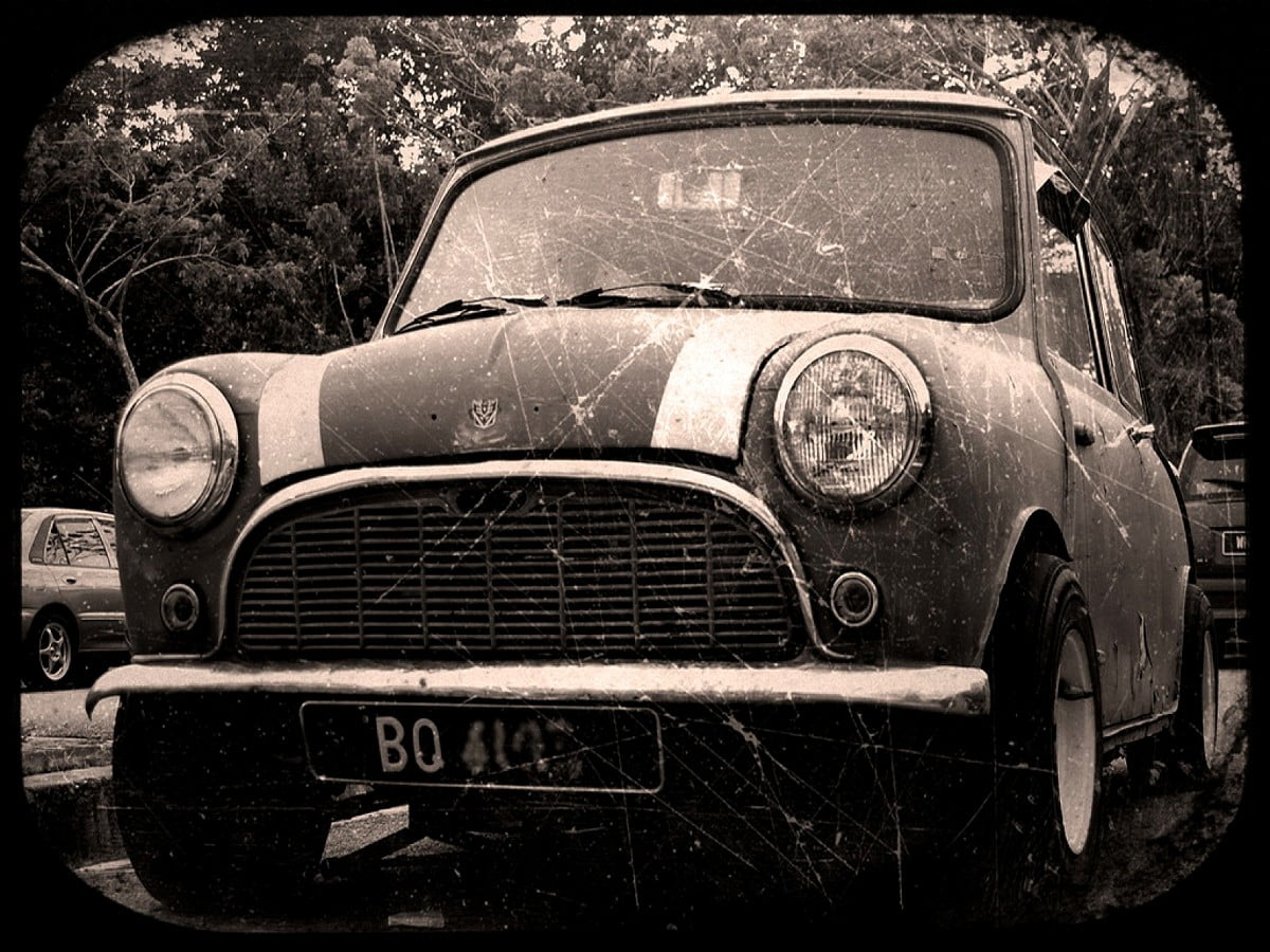 Foto vintage de caminhão velho estacionado ao lado de carro — tela de fundo 1600x1200