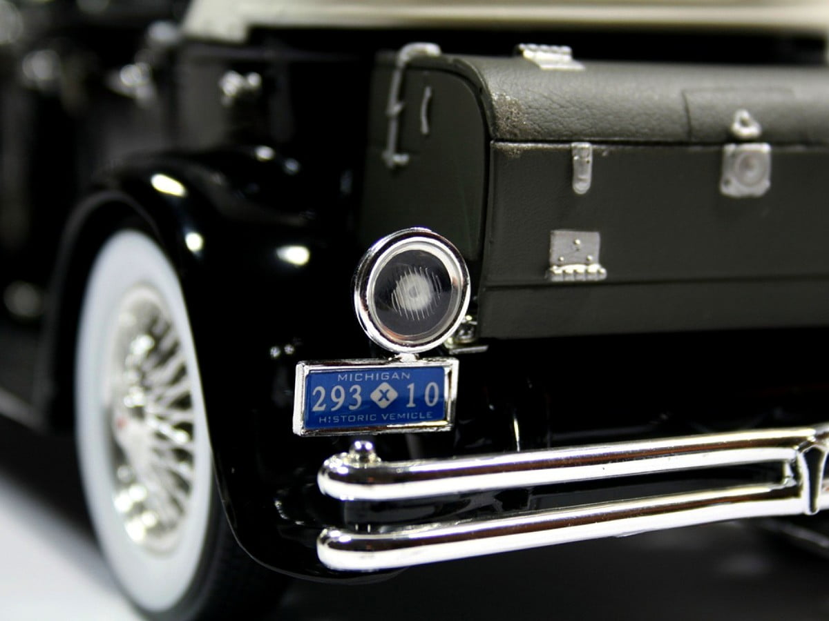 Carro preto em exibição : imagem de plano de fundo (1600x1200)