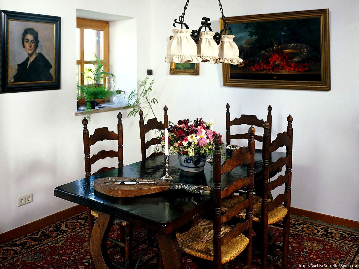 Sala cheia de móveis e vaso de flores na mesa — grátis HD foto de papel de parede