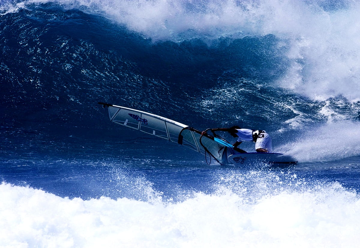 Homem surfando onda na prancha de surf no oceano - grátis imagem para fundo de tela 1600x1100