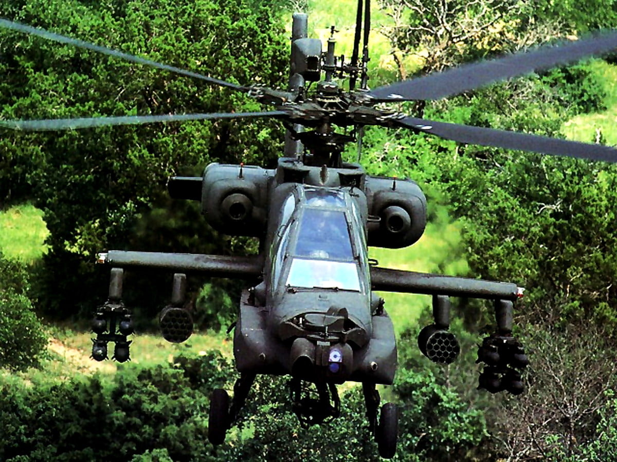 Helicóptero na grama — plano de fundo (1024x768)