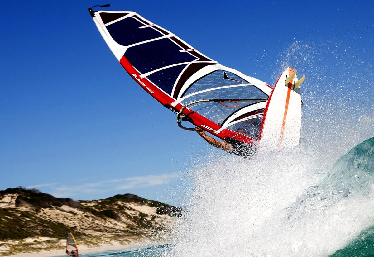 Homem surfando onda na prancha de surf na água — grátis HD imagem para fundo de tela