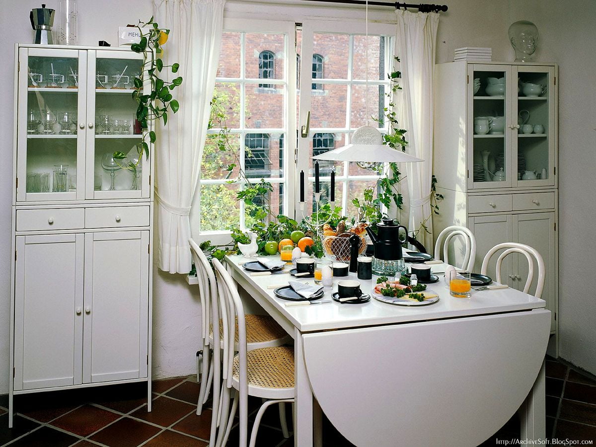 Cozinha com banheira branca ao lado da janela : planos de fundo