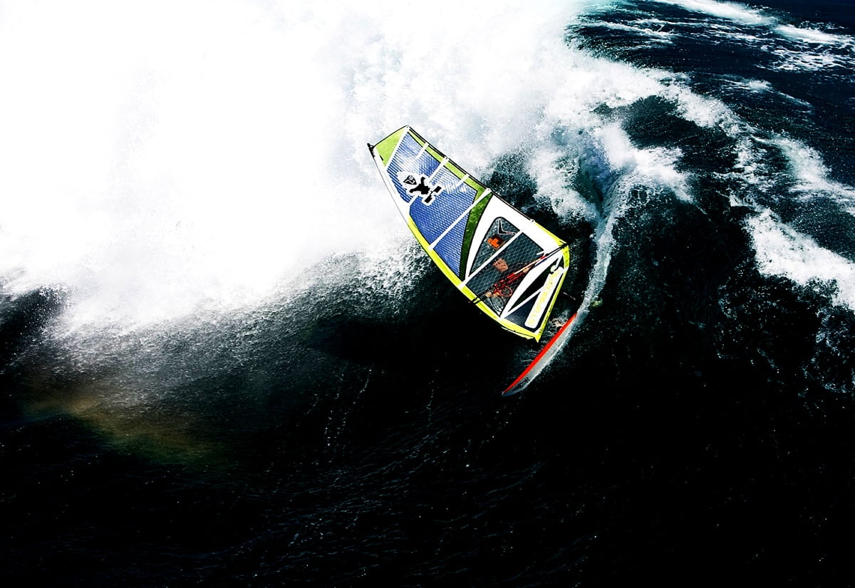 Grátis imagem para fundo de tela HD : homem surfando onda na prancha de surf na água