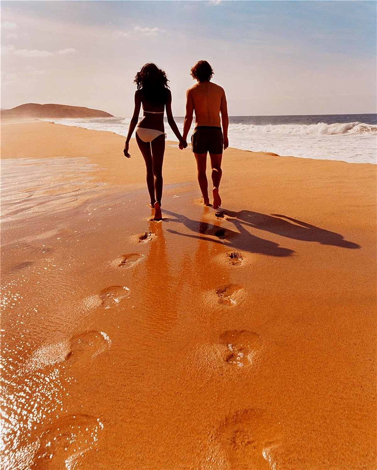 Duas pessoas em pé na areia na praia - grátis telas de fundo 800x998